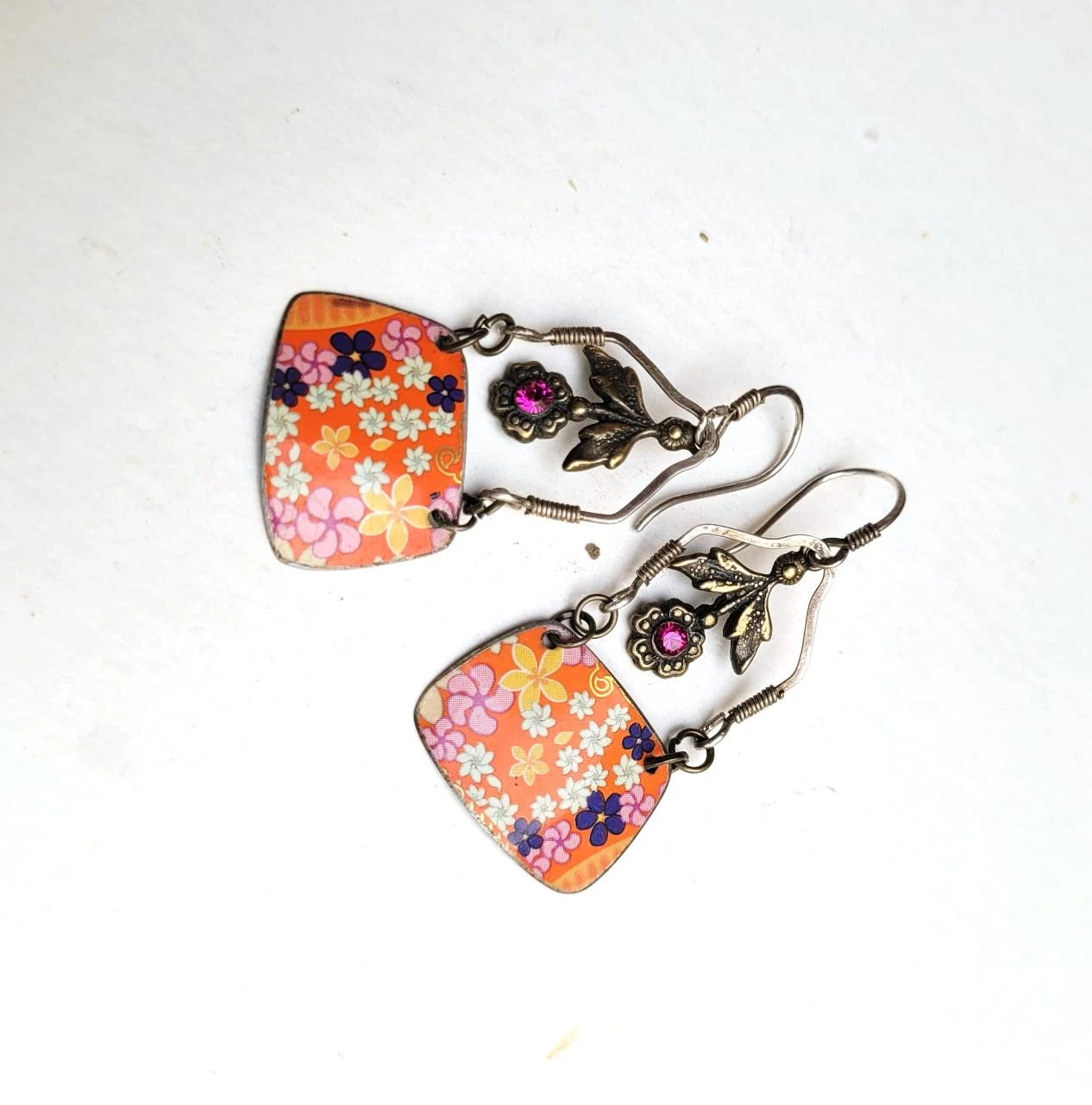 Vintage boho retrostijl oorbellen met gerecycleerde metalen bedels – photo 3